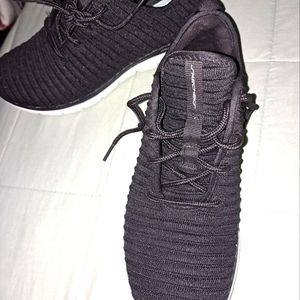 8M Skechers black tennis shoes.